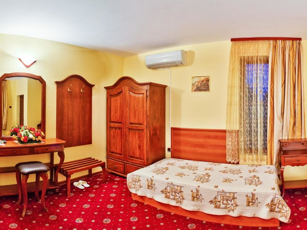 Отель Hotel Teres Казанлык